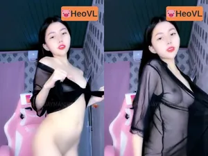 Người yêu livestream khoả thân lắc cơ mông dẻo như kẹo kéo